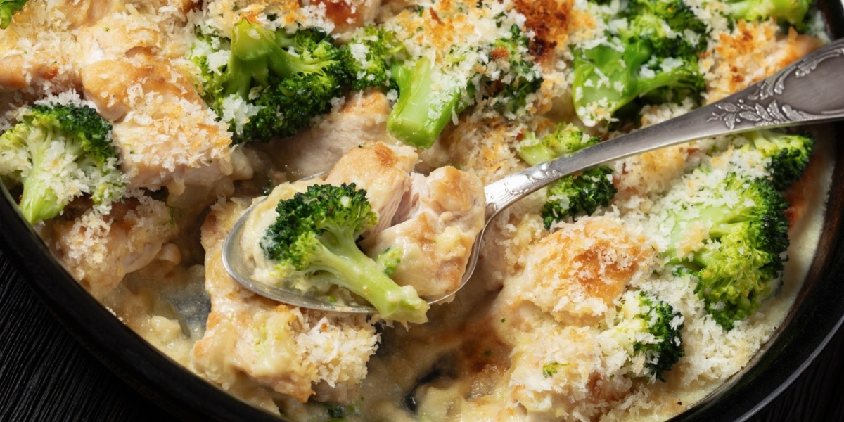 Не все любят зелёные овощи. Но, поверьте, в сочетании с курицей, сливочным соусом и сыром это может быть вкусно!