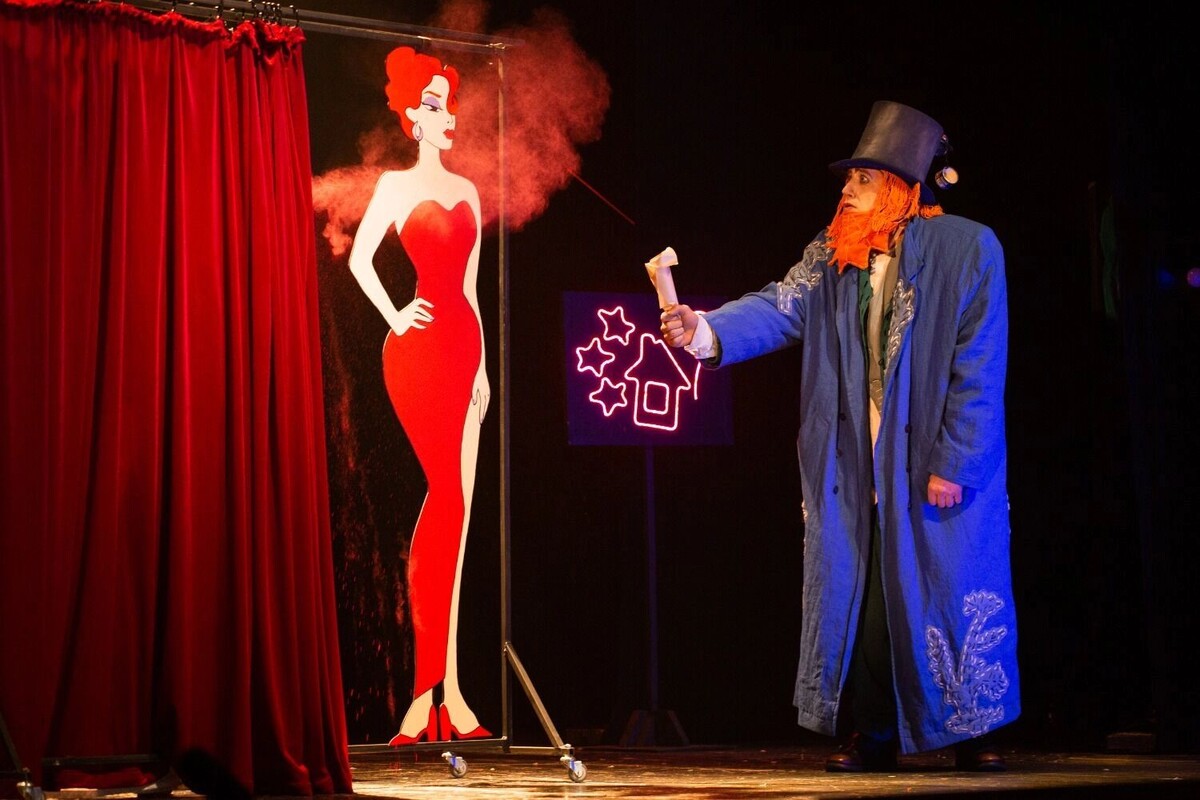    Одного из персонажей спектакля зовут мисс Прелесть (но ее семейное положение должно измениться вскоре после финала)   Омский ТЮЗ / Мария Верес