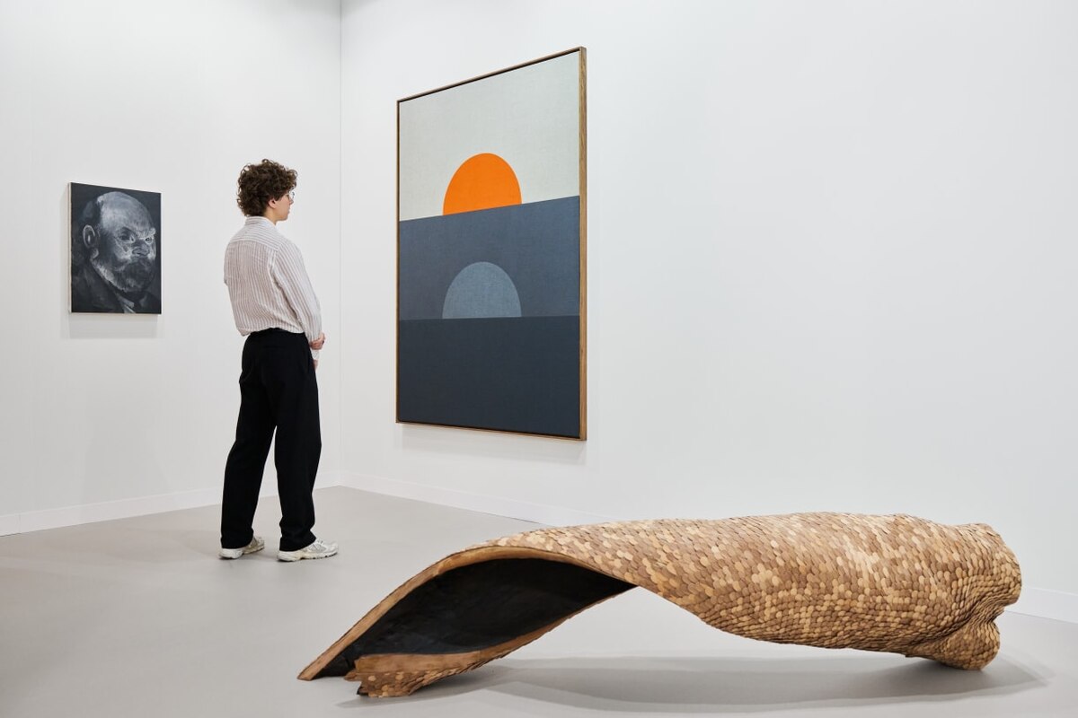 Фрагмент стенда Галереи Урса Мейле на выставке Art Basel в Базеле, 2025
