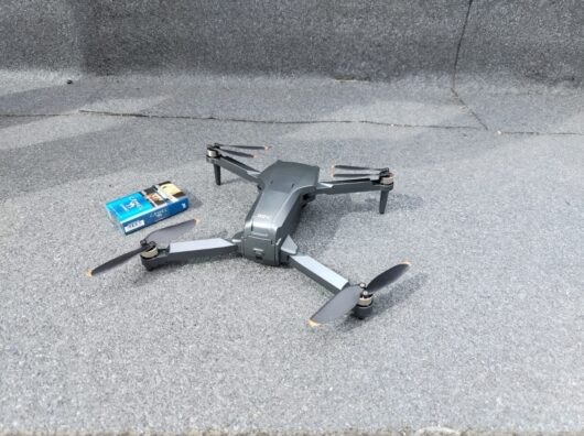    В Аксае на крыше многоэтажки обнаружен БПЛА // фото: телеграм-канал главы администрации Аксайского района Константина Доморовского