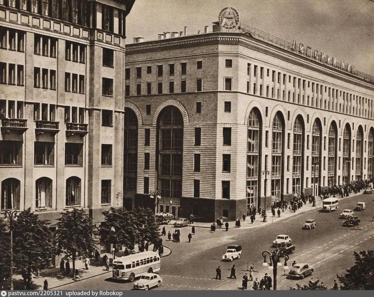 Хотя, судя по многим снимкам, около нынешней Рождественки имелся наземный пешеходный переход. Его тогда обозначали пунктирной разметкой, 1957. С сайта www.pastvu.com.