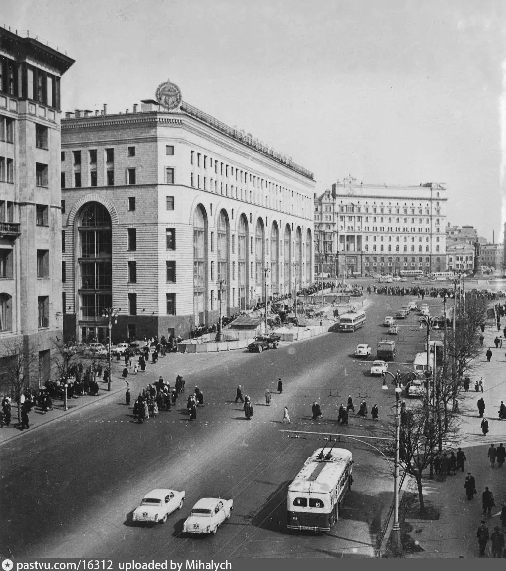 Строительство подземного пешеходного перехода около "Детского мира", 1959. С сайта www.pastvu.com.