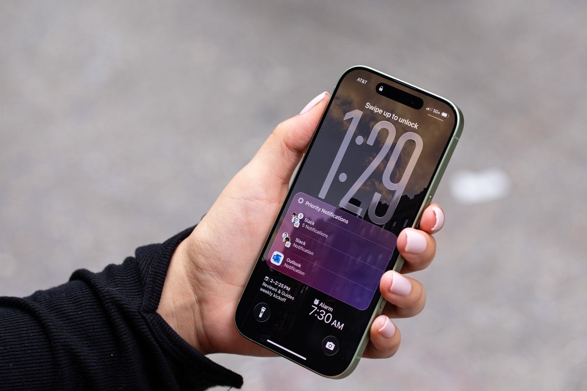    iOS 26.3 неплохо работает с точки зрения скорости, но есть вопросы к батарейке. Изображение: theverge.com
