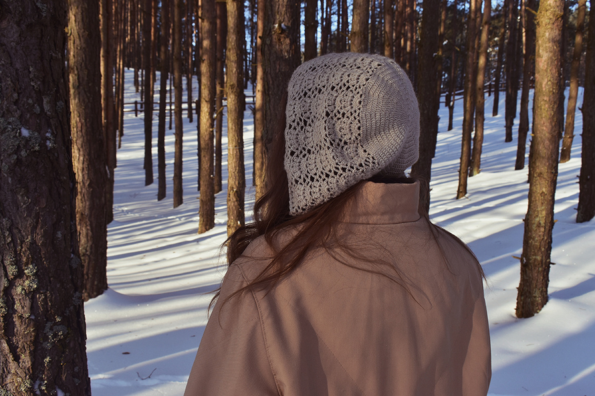 Вязаный крючком женский головной убор 