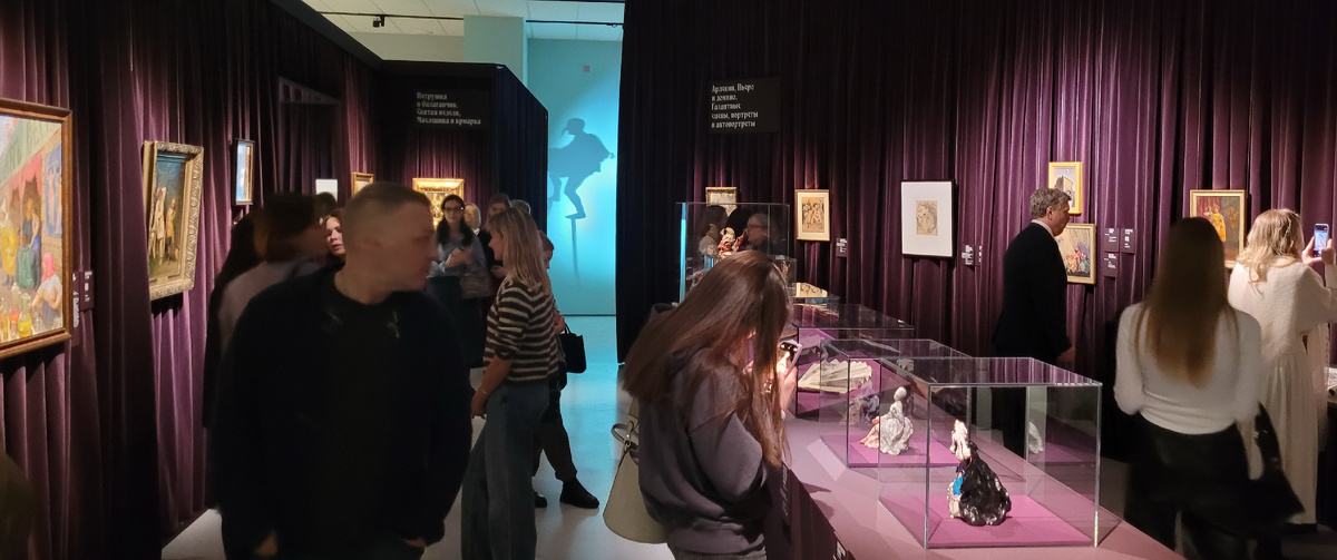 На выставке "Под маской"