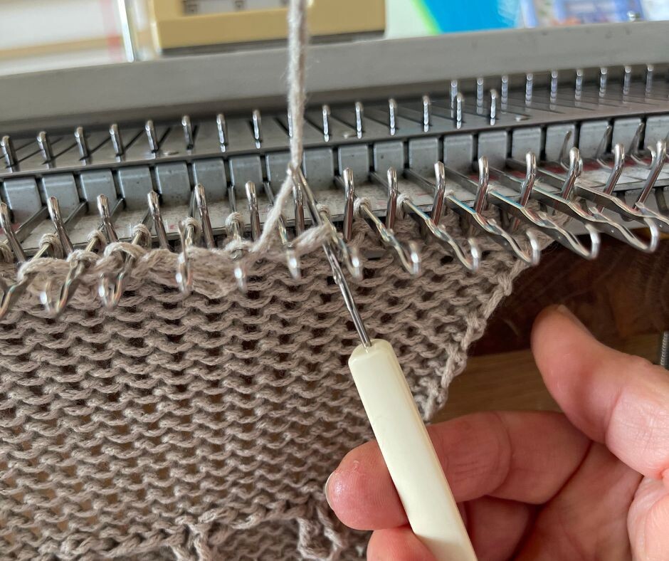 Раньше я тратила часы на швы и сборку. Потом поняла: можно вязать так, чтобы швов вообще не было