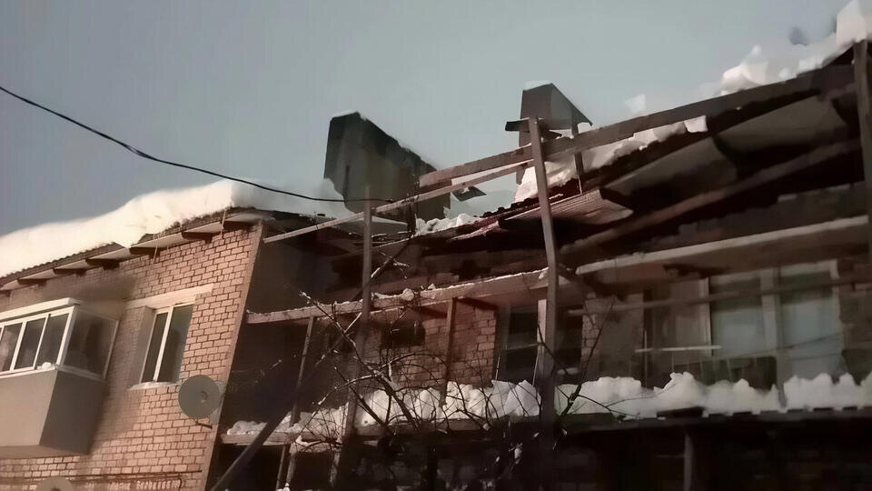     Крыша жилого дома обрушилась из-за снега в Тверской области t.me/Прокуратура Тверской области