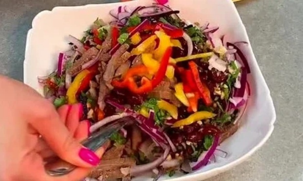 Салаты с говядиной.