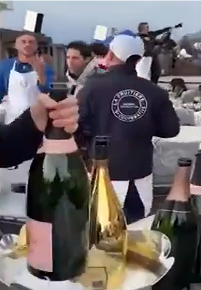 Фото доступное в ресурсах интернета. Мероприятие в Куршевеле проходило в одном из престижных горных отелей курорта и было организовано в честь 25-летия бренда. Среди гостей были Ксения Собчак, Оксана Самойлова, Лена Перминова, стилист Александр Рогов, актриса Лиза Базыкина, блогер Ксения Шипилова и другие.