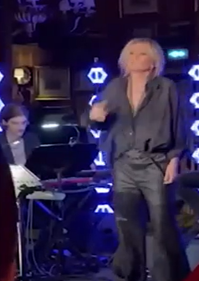 Фото доступное в ресурсах интернета. Мероприятие в Куршевеле проходило в одном из престижных горных отелей курорта и было организовано в честь 25-летия бренда. Среди гостей были Ксения Собчак, Оксана Самойлова, Лена Перминова, стилист Александр Рогов, актриса Лиза Базыкина, блогер Ксения Шипилова и другие.