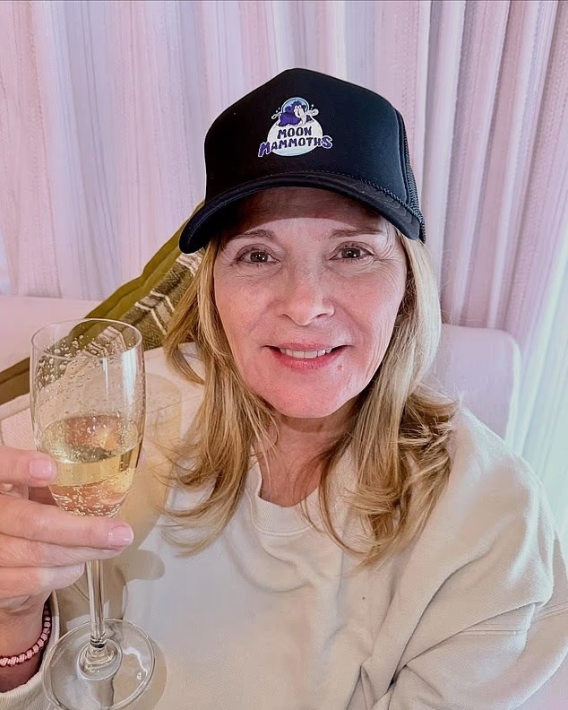 Даже после блефаропластики верхнее веко может остаться слегка нависающим, как у Ким Кэтролл