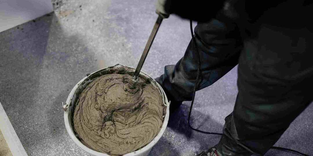 Бетон станет на треть прочнее: один секретный состав, который превращает обычную стяжку в «броню»