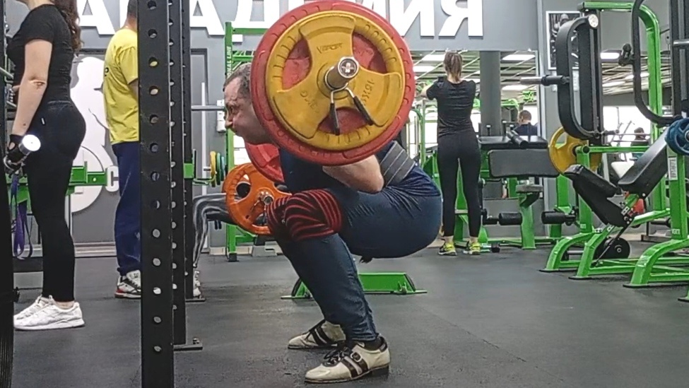 Актуальный присед на 6-ть повторов... 