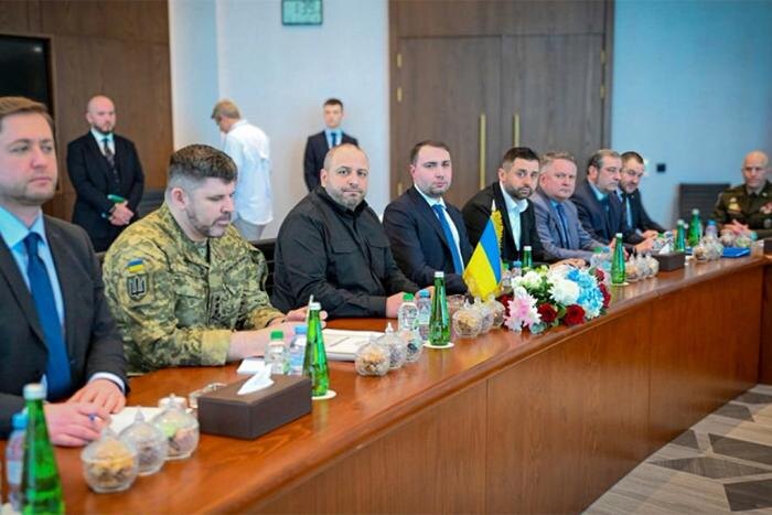 Делегация Украины на переговорах в Абу-Даби. Обложка © Пресс-служба МИД ОАЭ