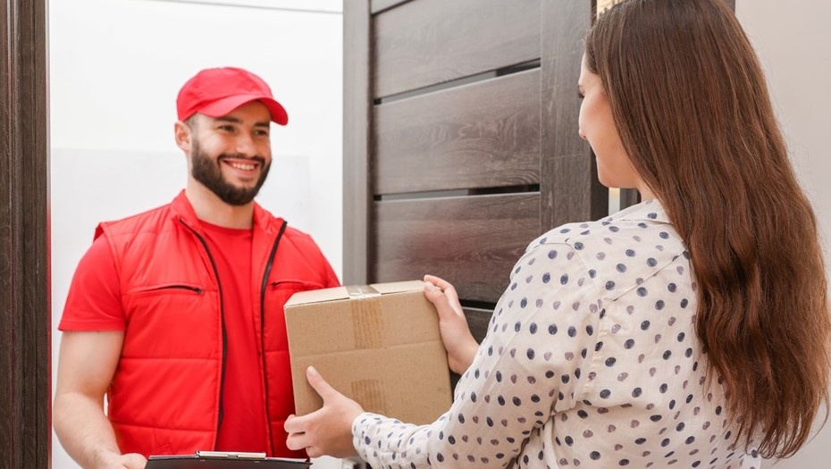    Мошенники придумали новый способ обмана россиян под видом доставки от близких Автор фото: New Africa/shutterstock.com