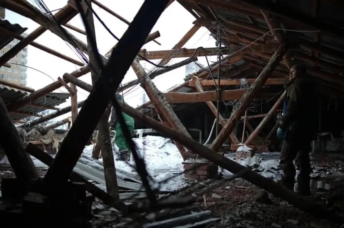    В Чебоксарах восстанавливают кровлю дома, рухнувшую под снегом