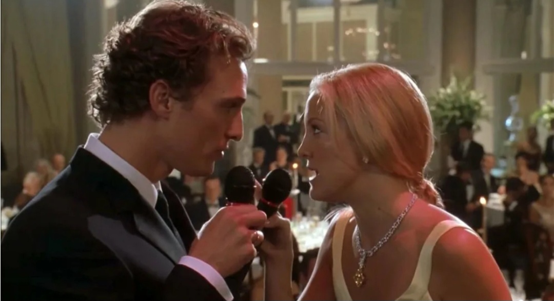 Народу и людям было крайне уморительно наблюдать за тем, что у них происходило на культурном мероприятии огромного масштаба и очень дорогого по всем меркам