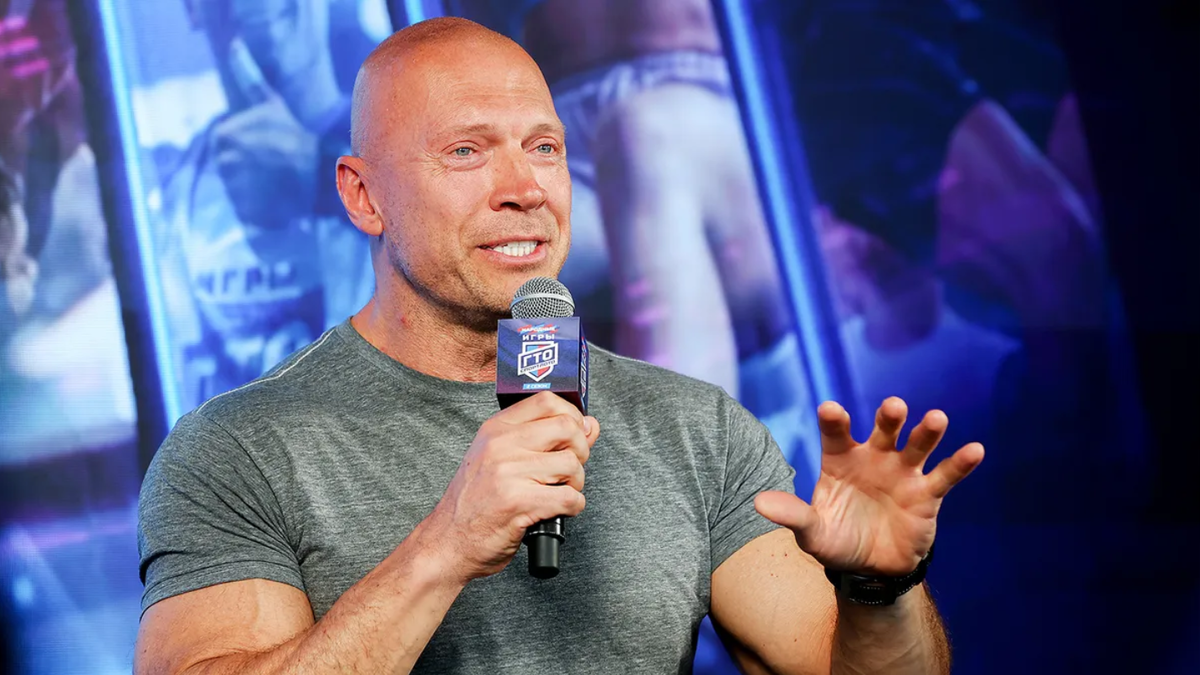 Знаете, что меня поражает в нём больше всего в 2026-м году? Это дата рождения - 3 июля 1971 года! 