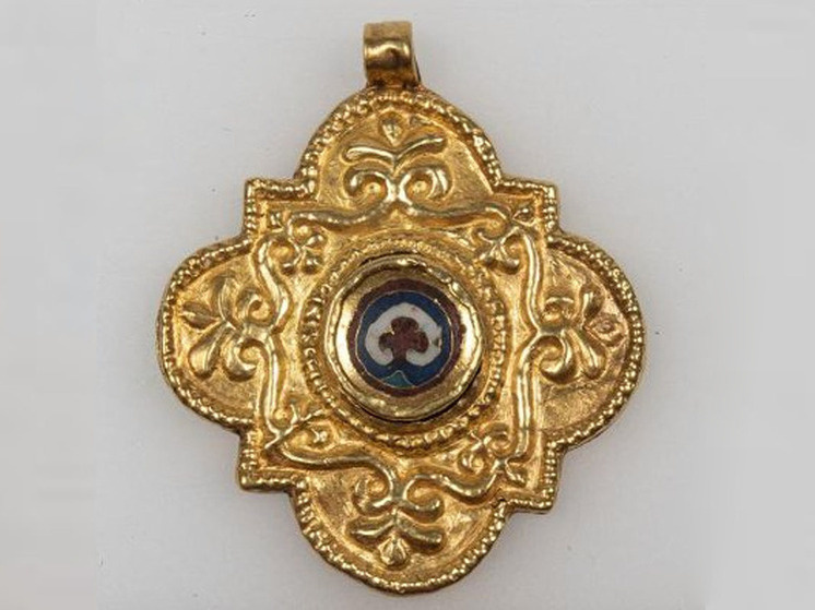     В Новгородский музей-заповедник передали уникальный золотой четырехлистник XIII века. фото с сайта Новгородского музея-заповедника