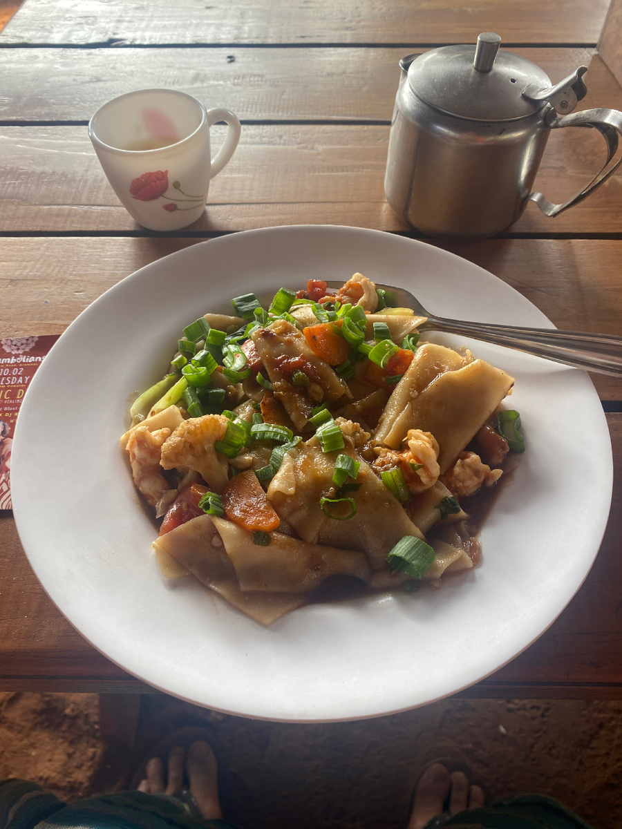 Домашняя лапша с креветками, она с курицей бывает. Цена варьируется 300-400 рупий