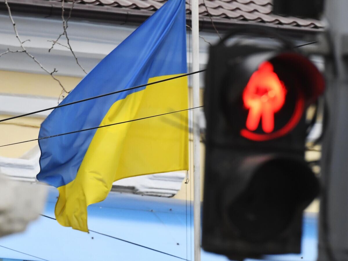    Флаг у здания Генерального консульства Украины в Ростове-на-Дону | © РИА Новости / Максим Богодвид