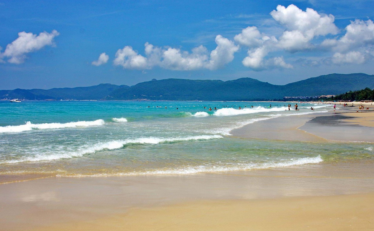 Пляж в бухте Ялонг Бэй