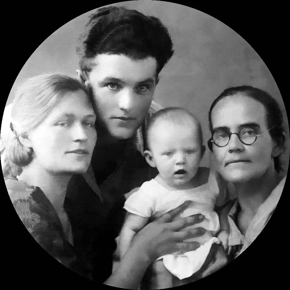 Маленькая Анна с родителями и бабушкой