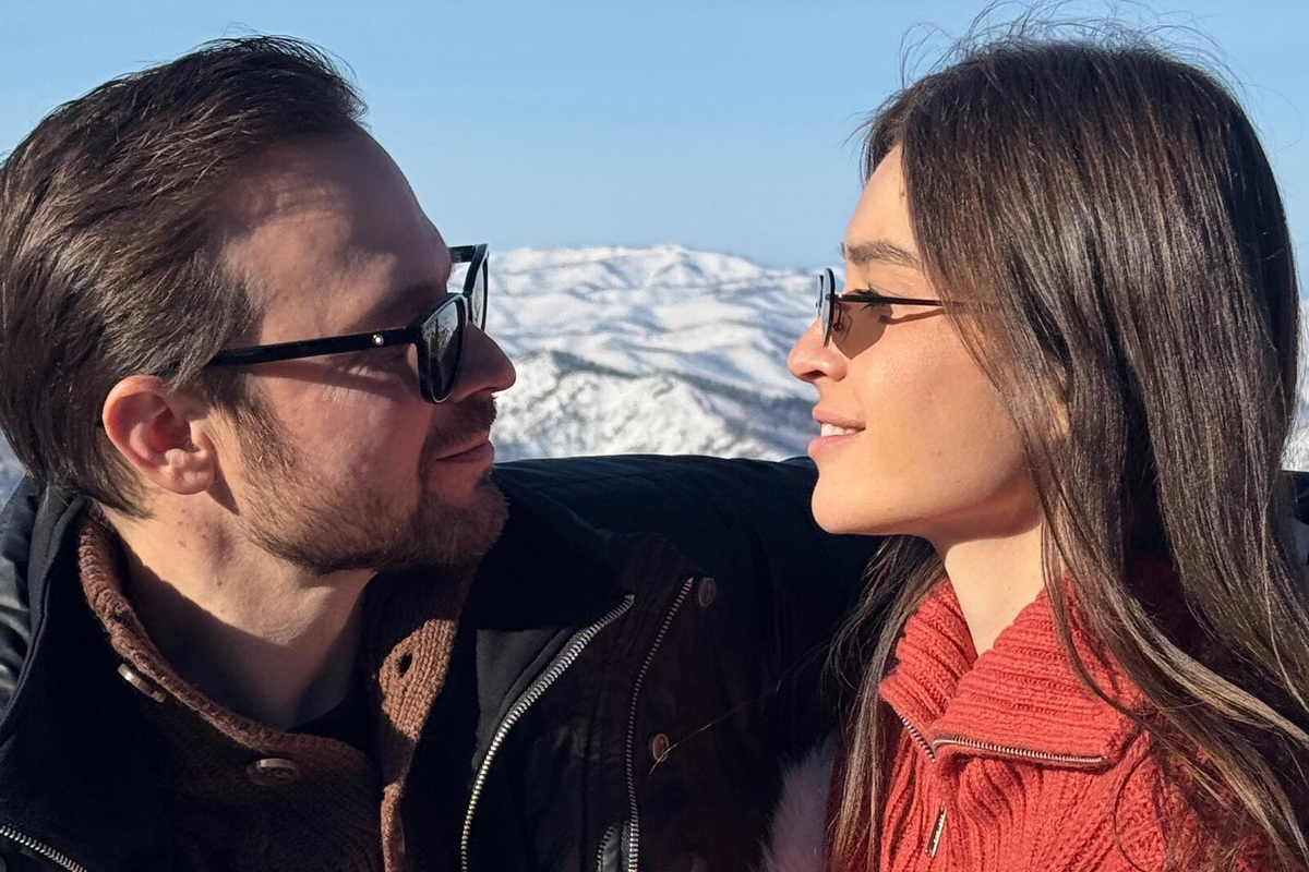     «Вообще не парюсь»: Алексей Чадов показал жену в откровенном купальнике в алтайской бане