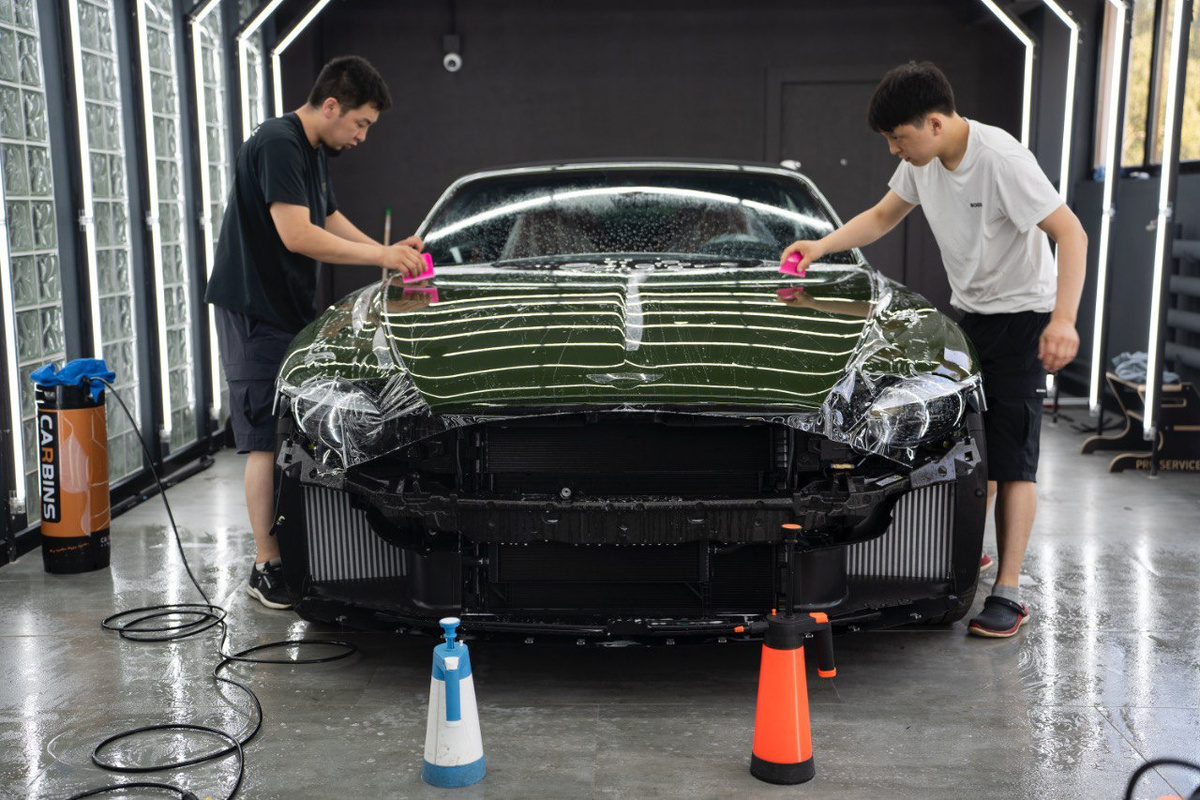 Защита кузова премиум авто, или обычного класса, нам не имеет значения, опыт более 20-ти лет в этом деле нам позволяет одинаково делать свою работу с качеством и любовью.