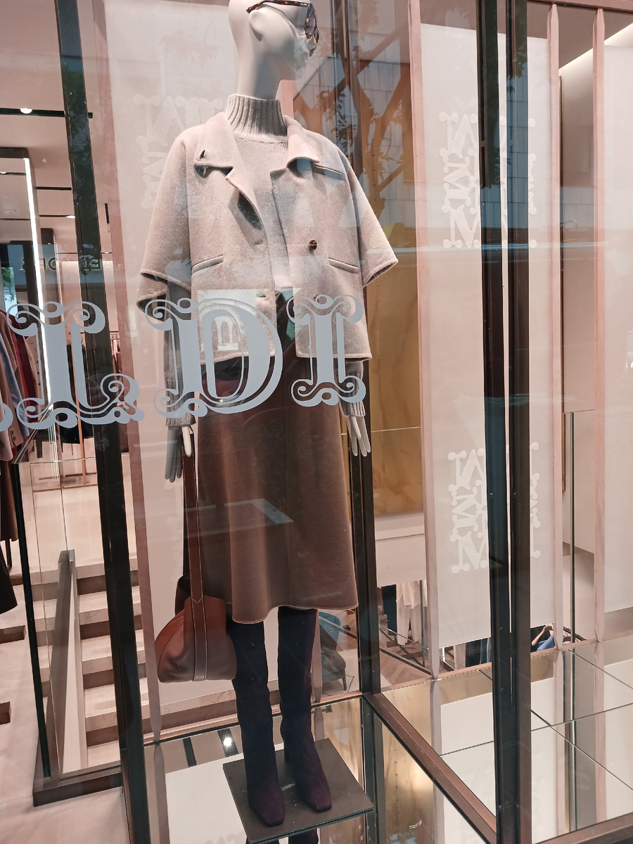 Пальтто 1016 евро, сапоги 670 евро - цены не для юга, хотя образ интересный  