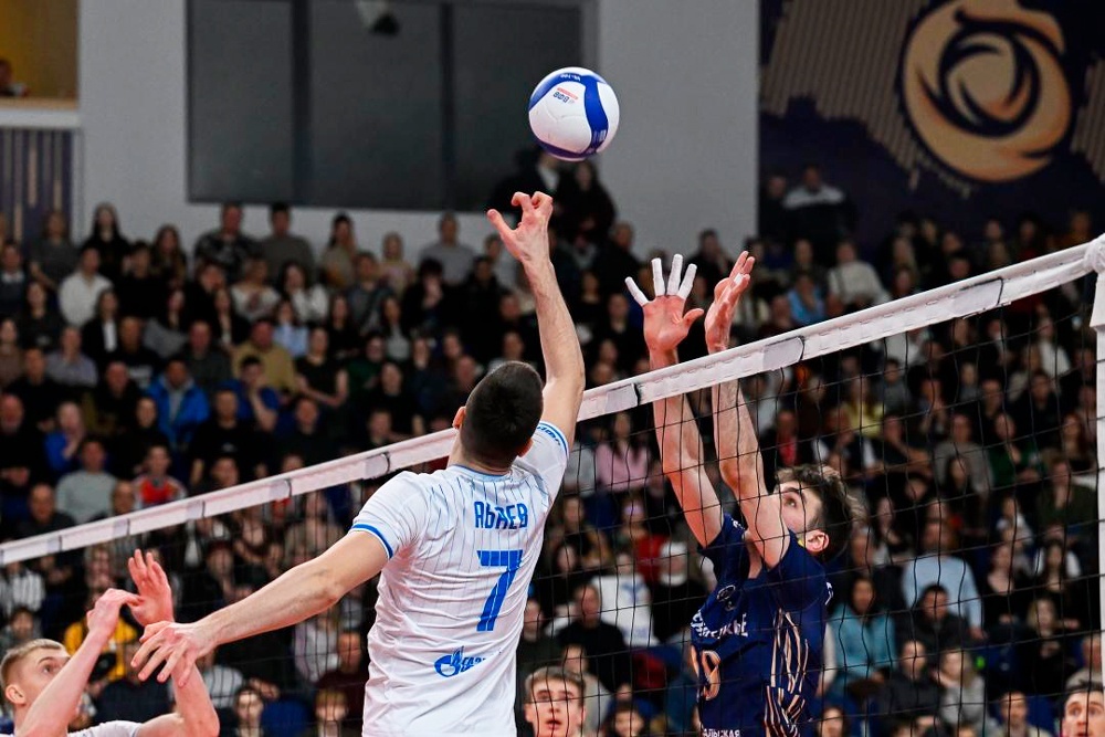    Победив на выезде соперников из Оренбурга (3:1), ВК "Зенит-Казань" (игроки в светлой форме) досрочно вышел в четвертьфинал. / Пресс-служба ВФВ