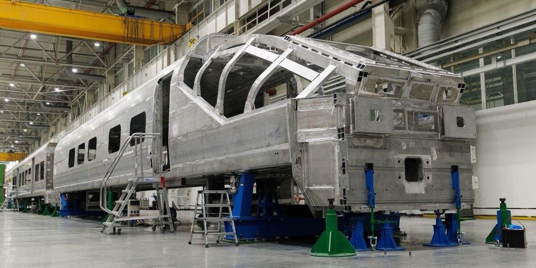 На заводе «Уральские локомотивы» закончена сварка первых двух вагонов высокоскоростного поезда «Белый кречет»...