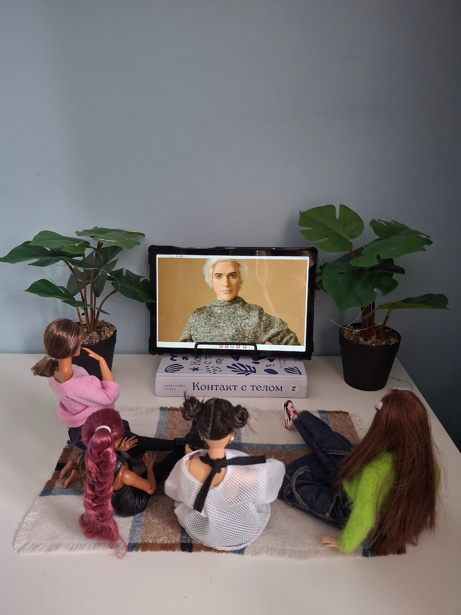 Мэй, Ноэль, Сана (которую ждёт перемена имени) и новенькая безымянная Танго