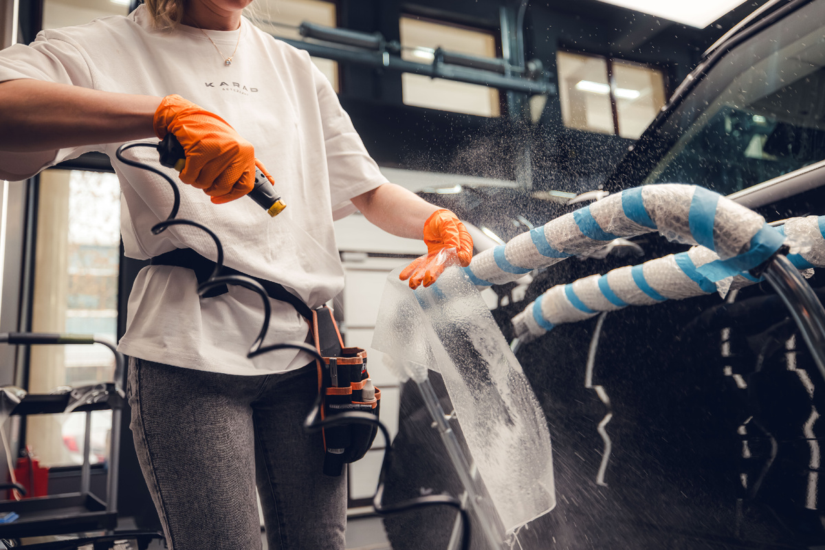 Процесс оклейки автомобиля