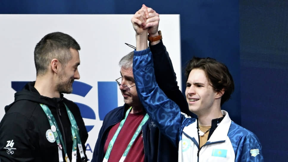 Тренер по фигурному катанию Алексей Урманов (в центре) и фигурист Михаил Шайдоров (справа) после выступления с произвольной программой мужского одиночного катания на XXV зимних Олимпийских играх в Милане.📷Фото: РИА Новости