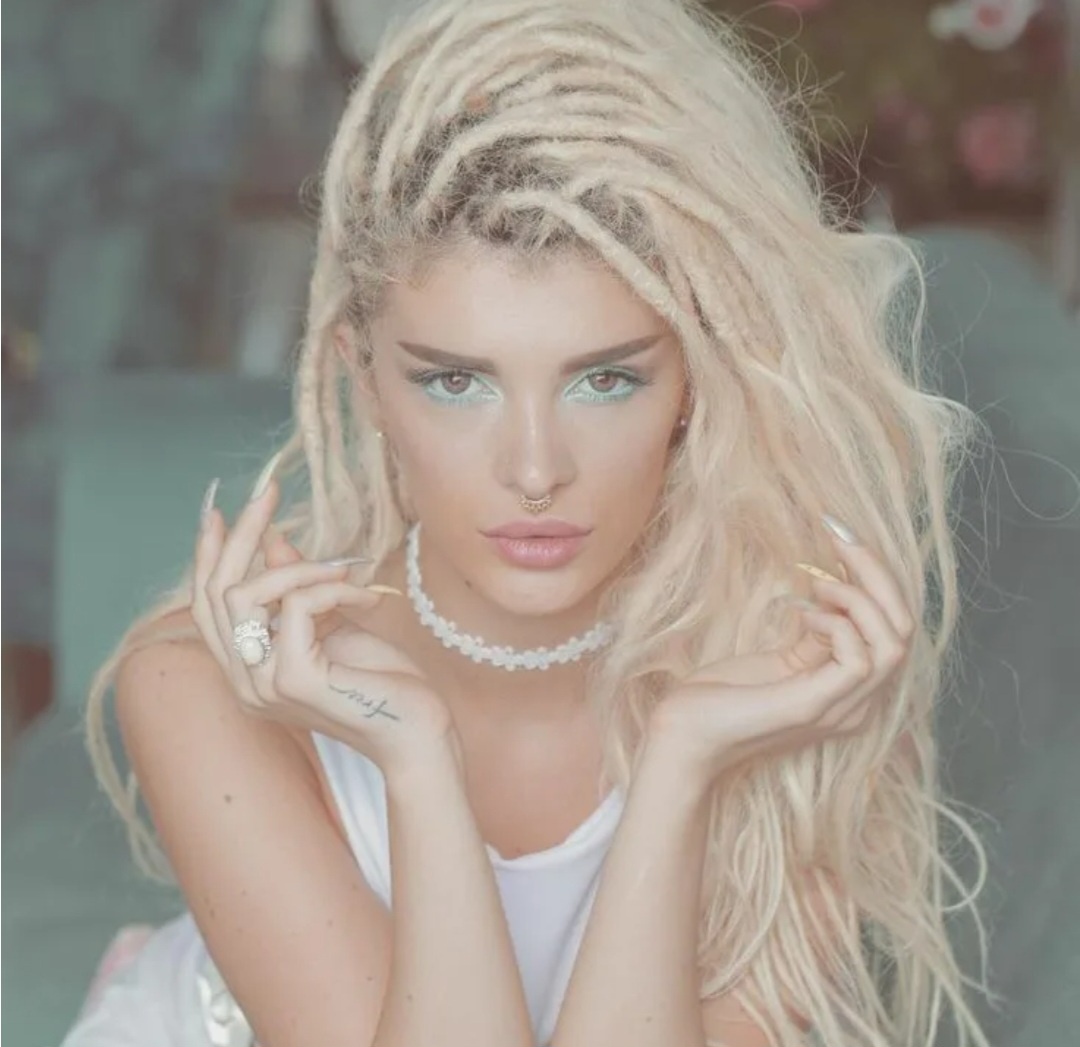 На маникюр пока что ходит, пока что-нибудь опять не случилось. Случаи разные имеются. Все же рекомендую идти к чистоте, чем потом плакаться что пошло что-то не так