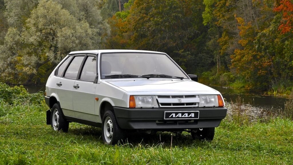    «Капсула времени» ВАЗ-2109 выставлена на продажу после 25 лет — удивительные детали (источник изображения) News Express Team