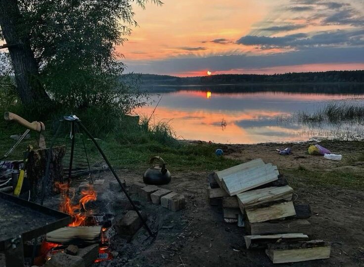 Три часа ночи, час без поклёвок, котелок на угли и 20 минут возни: как процесс готовки чая спасает от сна.