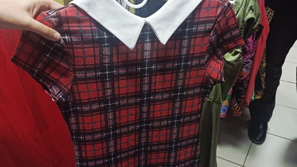 Красивые и необычные платья , свитера и много разной обуви на любой вкус . Что нового удалось найти в секонд хенде