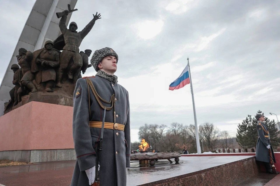    В Ростове возложили гирлянду славы к памятнику в Кумженской роще. Фото: ТГ-канал Юрия Слюсаря