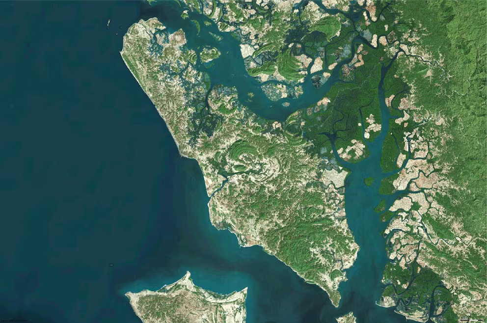 Остров Рамри у побережья Мьянмы — вид с воздуха, Бенгальский залив, штат Ракхайн. https://www.travelbook.de/orte/gefaehrliche-orte/ramree-island-insel-des-grauens-der-tod-lauerte-in-den-suempfen