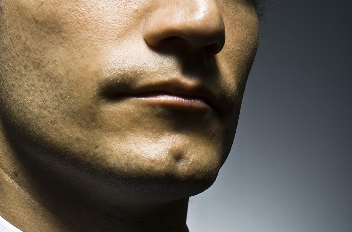    Ямочка на подбородке — это следствие того, что кости нижней челюсти не до конца срослись в утробе. Источник изображения: greelane.com