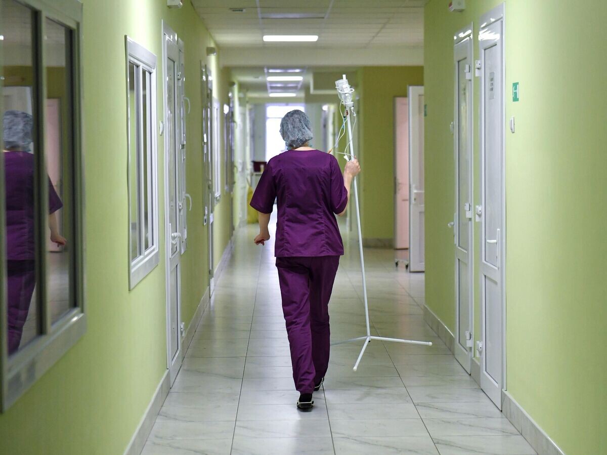    Сотрудница больницы в коридоре | © РИА Новости / Константин Михальчевский