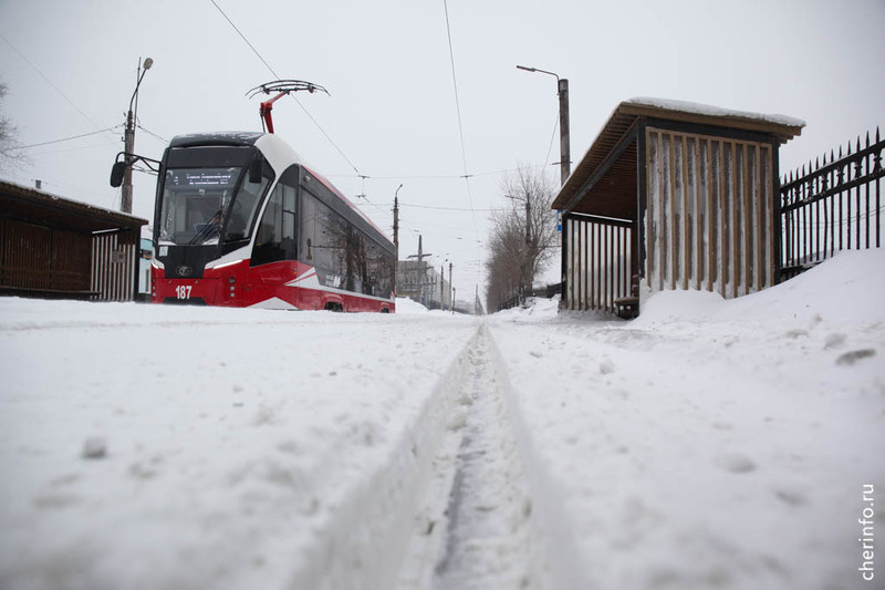    Из-за сильного снегопада сегодня днем "Электротранс" вывел на маршруты снегоочиститель "ГС−4".