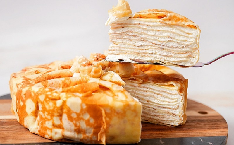 Блинный торт: рецепт нежного домашнего десерта с воздушным кремом, который тает во рту