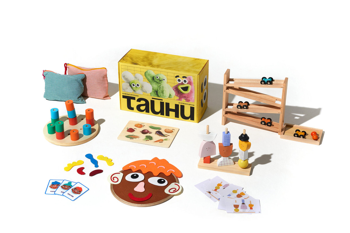 В наборе для детей 16 – 18 месяцев «Авантюрист» — материалы для игр и занятий на развитие речи, координации, эмоционального интеллекта, самостоятельности и понимания мира