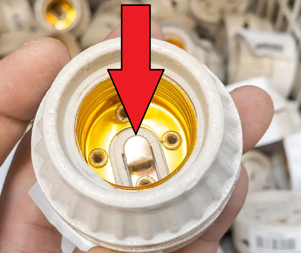 Крупный план патрона — стрелкой показан центральный контакт для фазы