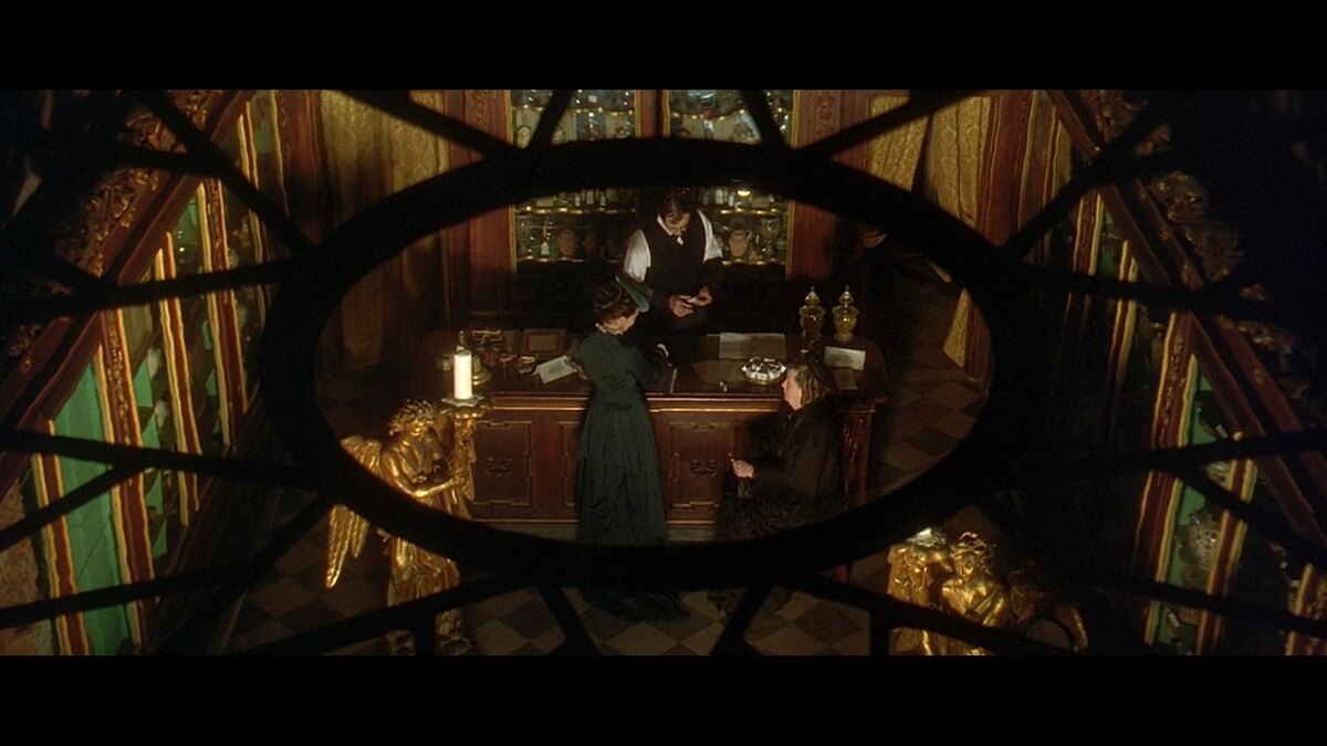 Сцена в парфюмерном бутике Санта Мария Новелла в экранизации "Женского портера"