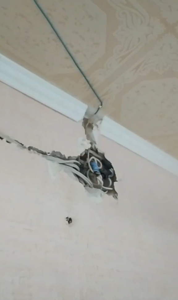 Реальный случай. Мастера натяжных потолков соединили питающий медный провод освещения кухни к алюминиевому проводу в распред коробке в корридоре квартиры. Провод на глаз сечениеи 0.5-0,75, без двойной изоляции.