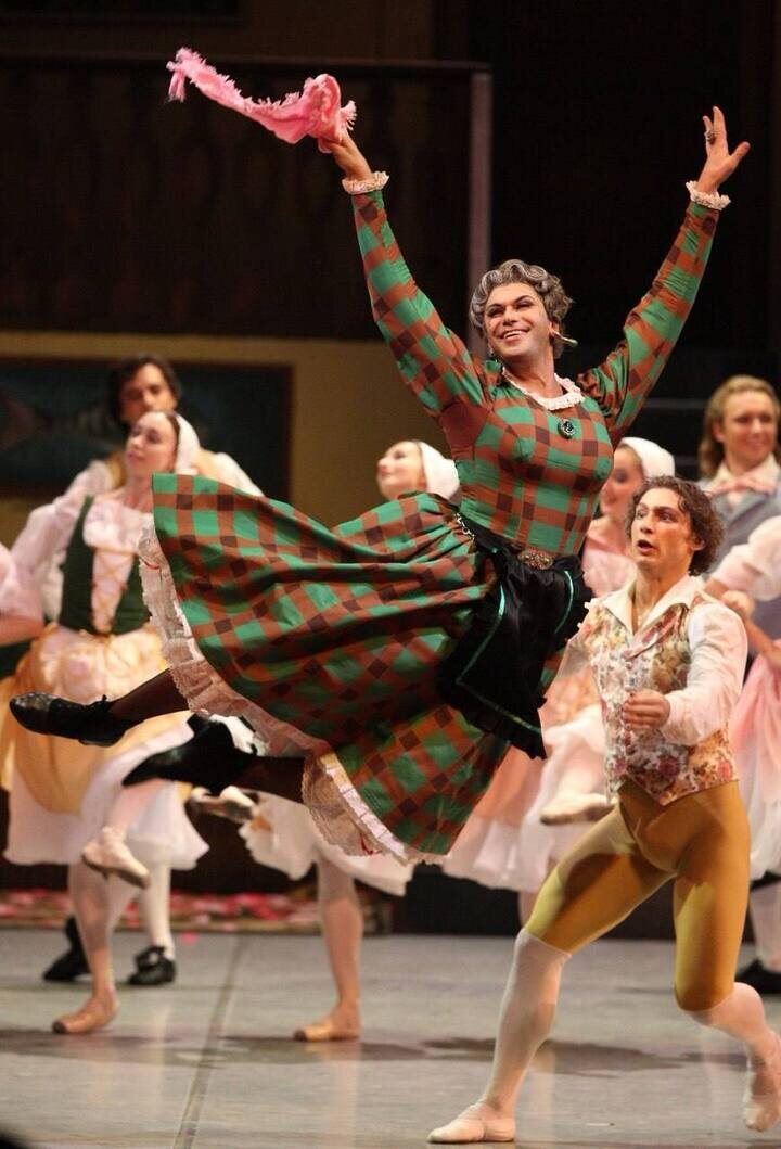     Фото: t.me/tsiskaridzenews. Николай Цискаридзе в роли вдовушки Симоны